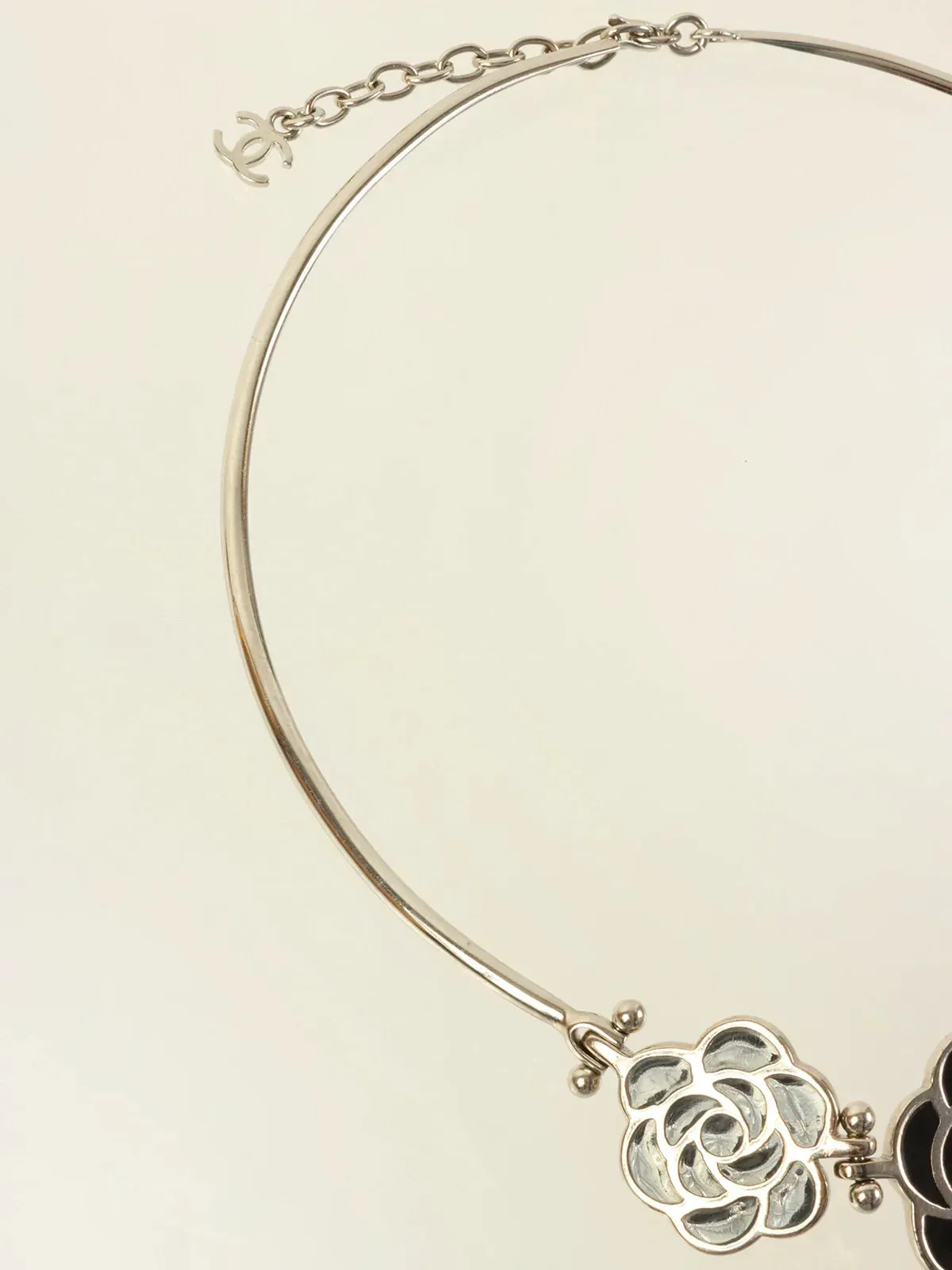 CHANEL 1998 Made Camellia Choker Silver/Black